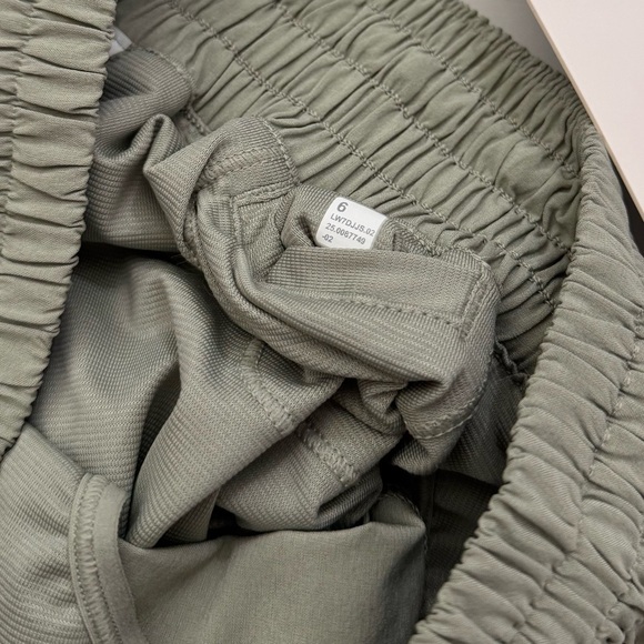 Lululemon Hotty Hot High-Rise Short 2.5" - Fog Green, Size 6 - Picture 9 of 10